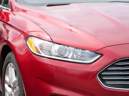 Used 2016 Ford Fusion SE FWD image 2