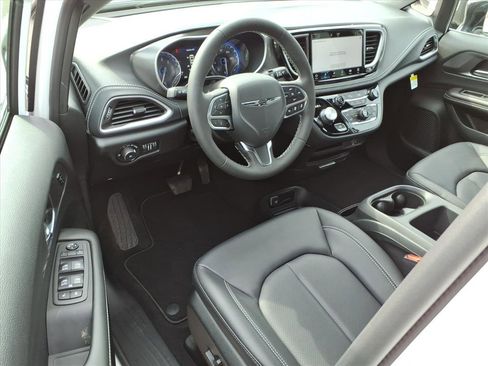 New 2026 Chrysler Pacifica Select image 15