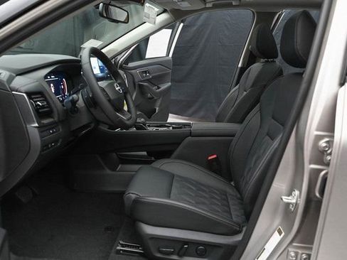 Used 2025 Nissan Rogue Platinum w/ Tech Package image 29