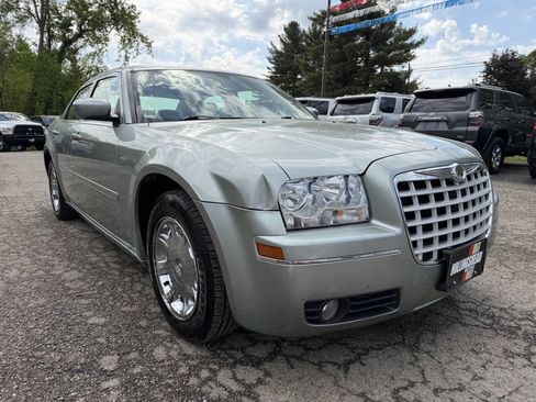 Used 2005 Chrysler 300 Touring RWD image 3