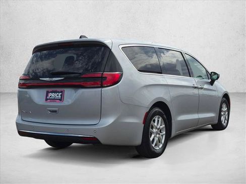 Used 2023 Chrysler Pacifica Touring-L FWD image 5