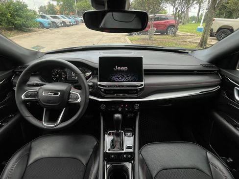 Used 2025 Jeep Compass Trailhawk AWD/4WD image 10
