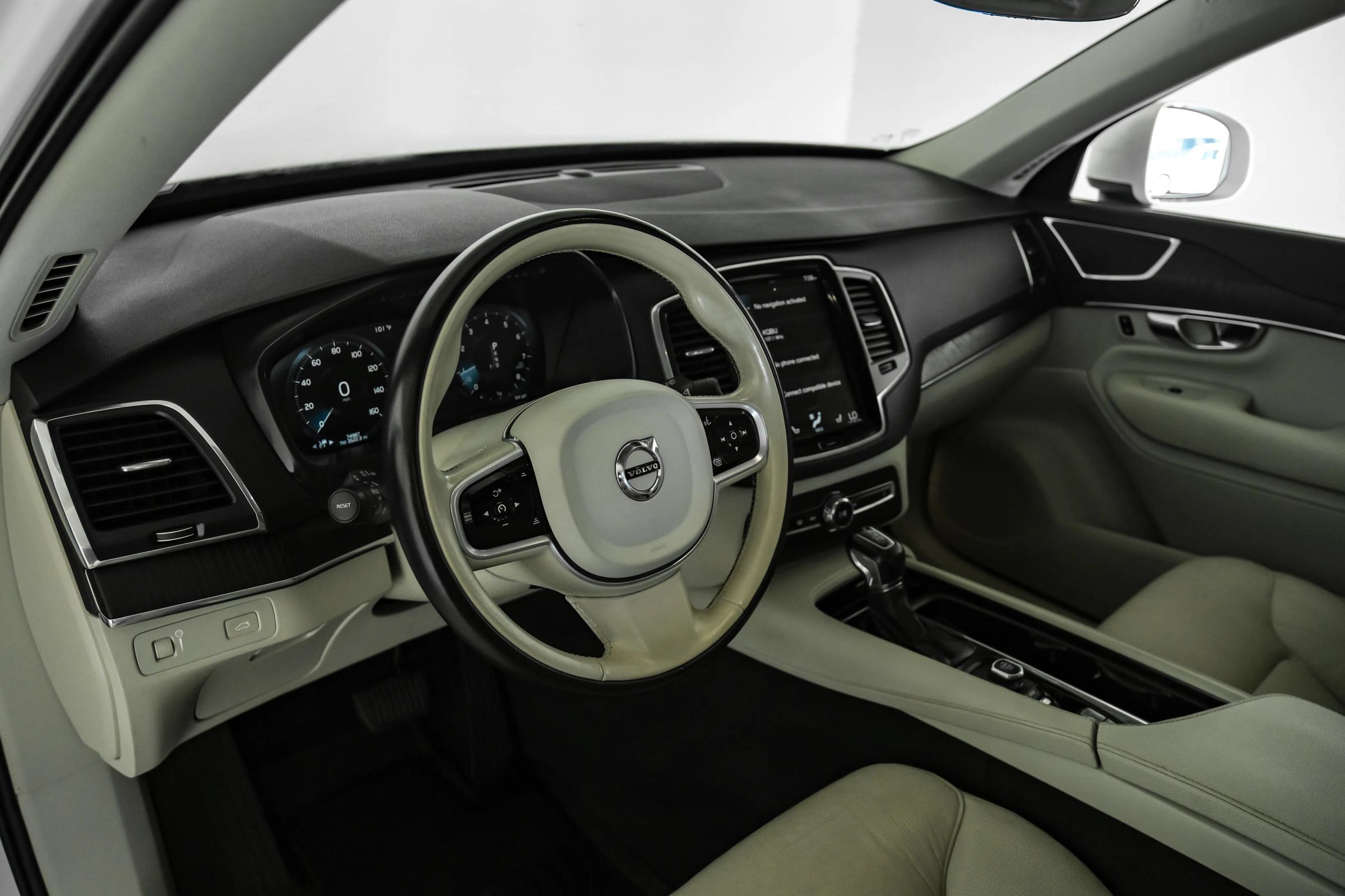 Used 2020 Volvo XC90 T5 Momentum w/ Protection Package Premier FWD image 2