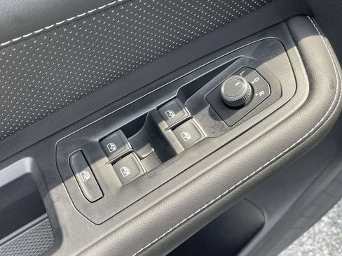 Used 2025 Volkswagen Atlas Cross Sport SE FWD image 19