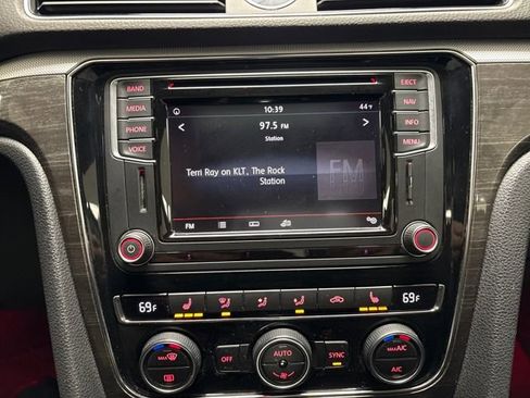 Used 2016 Volkswagen Passat 1.8T SEL Premium image 31