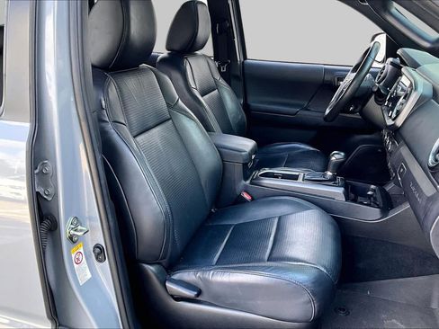 Used 2020 Toyota Tacoma TRD Sport w/ TRD Premium Sport Package AWD/4WD image 8