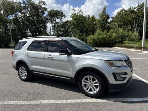 Used 2017 Ford Explorer XLT w/ Equipment Group 202A FWD image 1