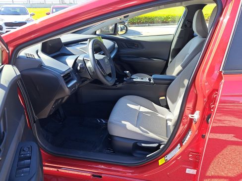 Used 2025 Toyota Prius LE image 12