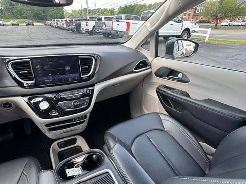 Used 2023 Chrysler Pacifica Touring-L FWD image 23