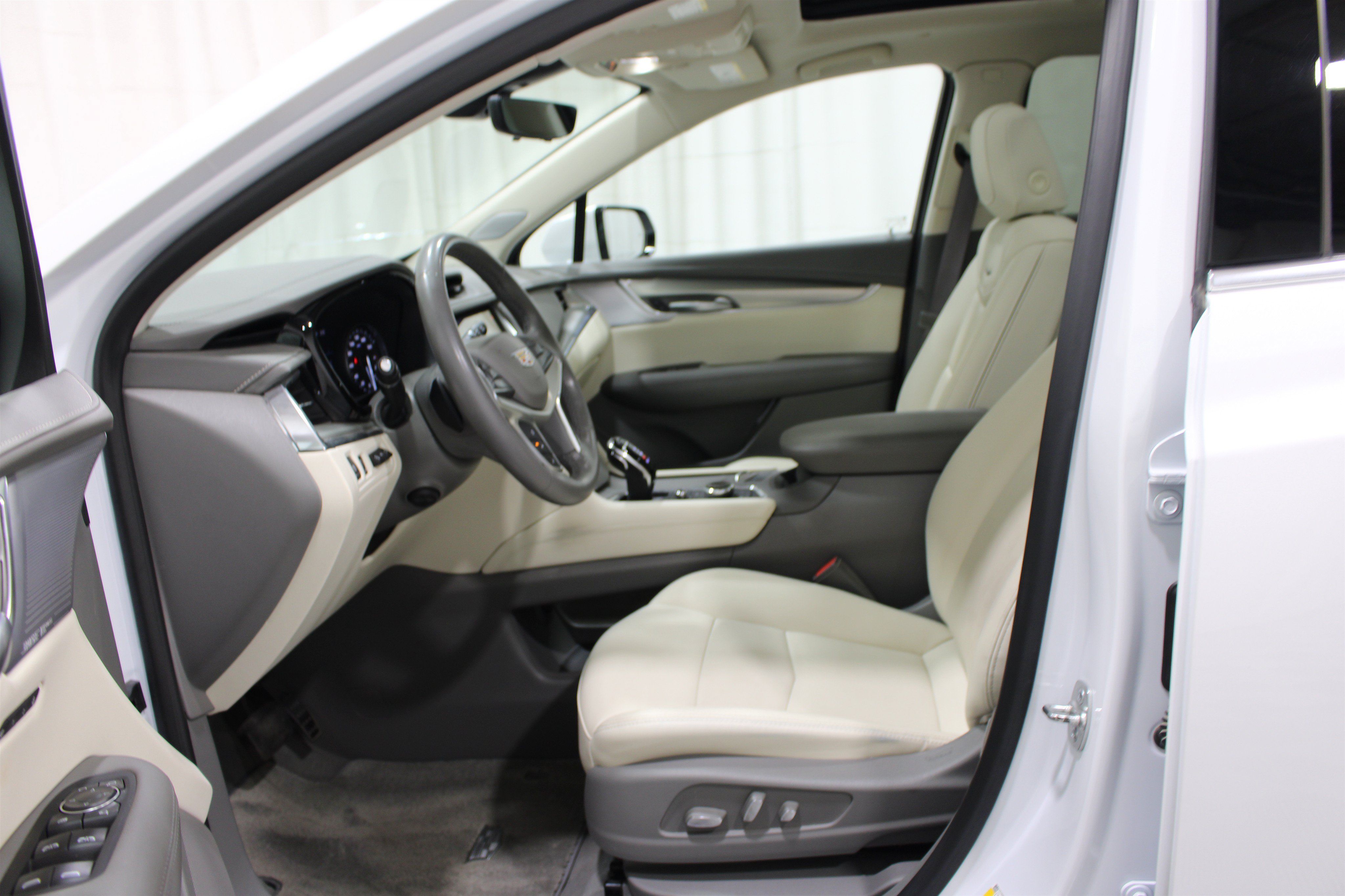 Used 2025 Cadillac XT5 Premium Luxury w/ Technology Package AWD/4WD image 3