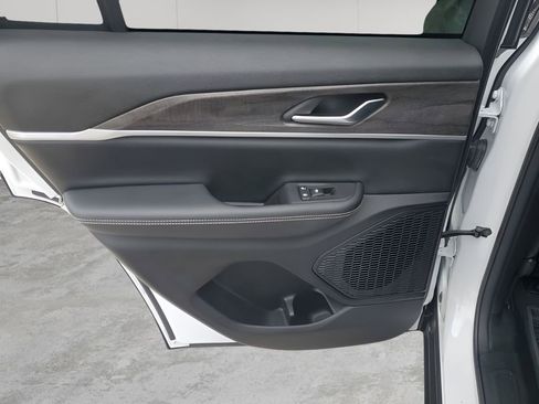 Used 2024 Jeep Grand Cherokee Limited w/ Black Appearance Package image 17