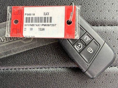 Used 2023 Volkswagen Tiguan SE w/ Panoramic Sunroof Package image 19
