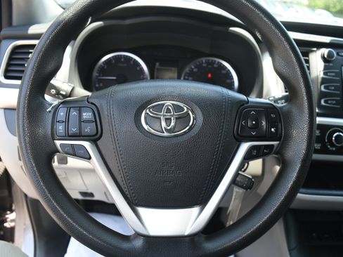 Used 2019 Toyota Highlander LE FWD image 12
