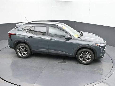 Used 2025 Chevrolet Trax LT FWD image 36