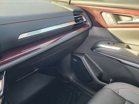 Used 2025 Chevrolet Traverse RS image 39