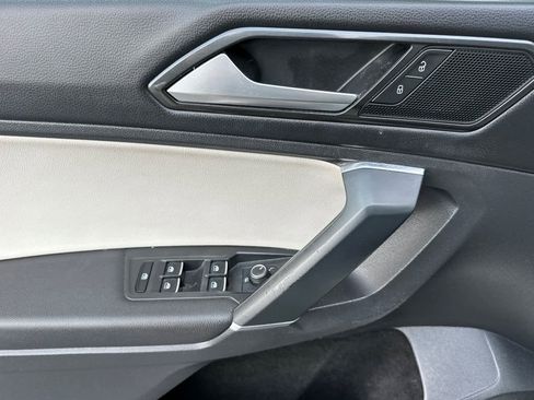 Used 2018 Volkswagen Tiguan SE image 12