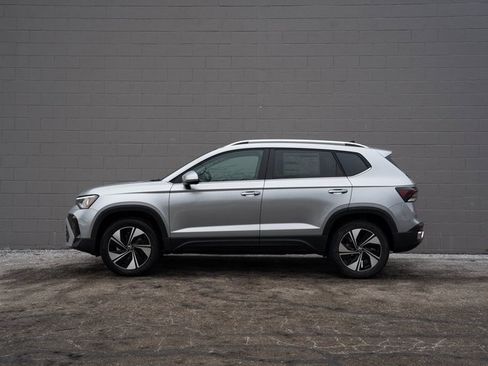 New 2026 Volkswagen Taos SE image 3