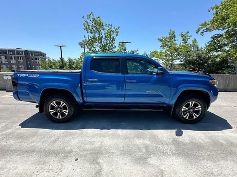 Used 2018 Toyota Tacoma TRD Sport w/ Technology Package AWD/4WD image 8
