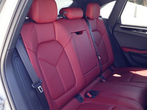 Certified 2023 Porsche Macan AWD/4WD image 23