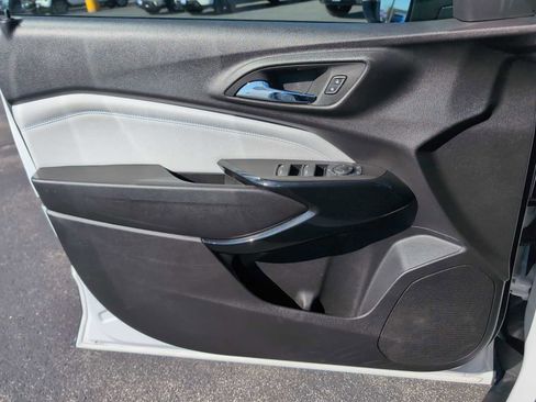 Used 2025 Chevrolet Trax LT w/ LT Convenience Package image 21