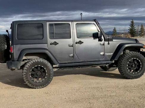 Used 2017 Jeep Wrangler Unlimited Rubicon w/ Connectivity Group image 2