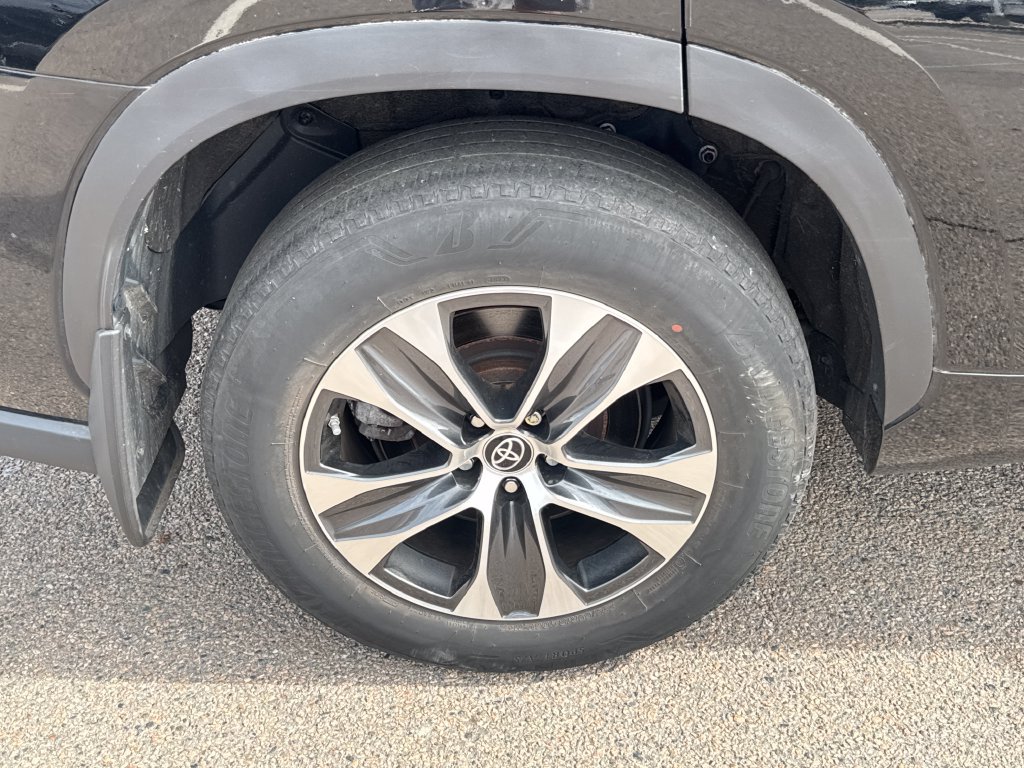 Used 2023 Toyota Highlander XLE AWD/4WD image 46