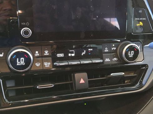 Used 2023 Toyota Highlander XLE image 18