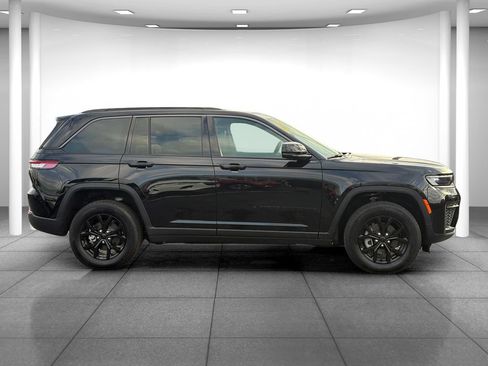 Used 2026 Jeep Grand Cherokee Altitude AWD/4WD image 8