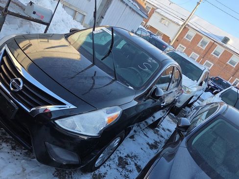Used 2015 Nissan Versa SV image 2