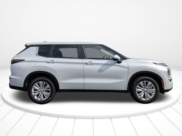 New 2026 Mitsubishi Outlander ES FWD image 2