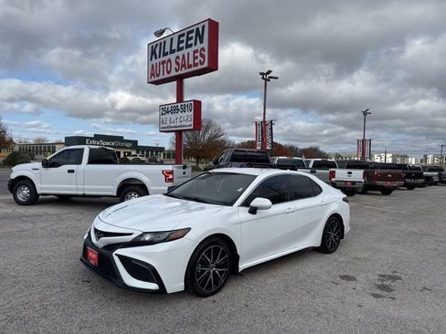 Used 2022 Toyota Camry SE image 2