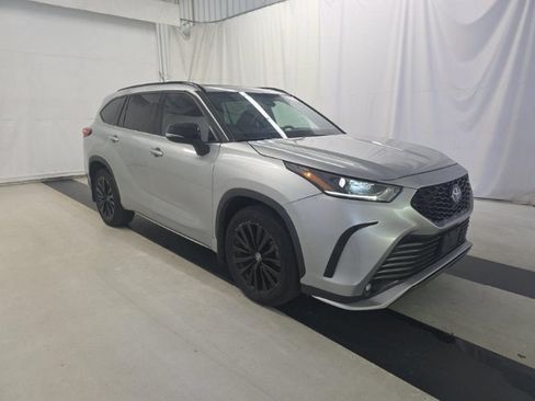 Used 2023 Toyota Highlander XSE AWD/4WD image 3