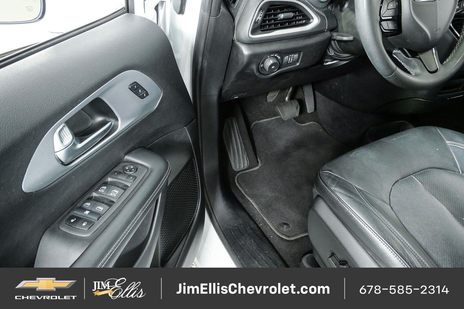 Used 2022 Chrysler Pacifica Touring-L w/ S Appearance Package FWD image 8