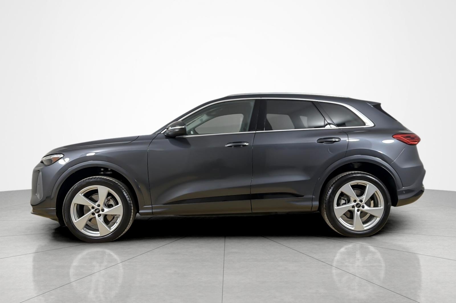 Used 2025 Audi Q5 Premium Plus w/ Premium Plus AWD/4WD image 2