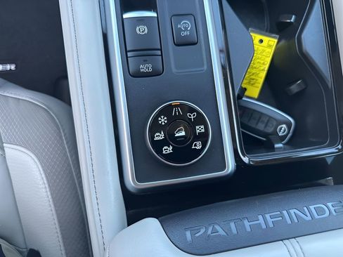 Used 2025 Nissan Pathfinder SL AWD/4WD image 27