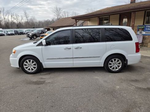 Used 2014 Chrysler Town & Country Touring w/ Driver Convenience Group image 3