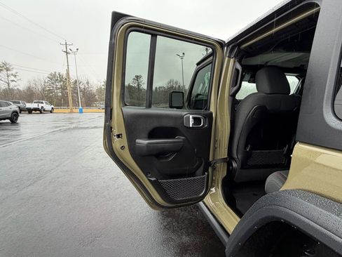 Used 2025 Jeep Wrangler Unlimited Rubicon image 19