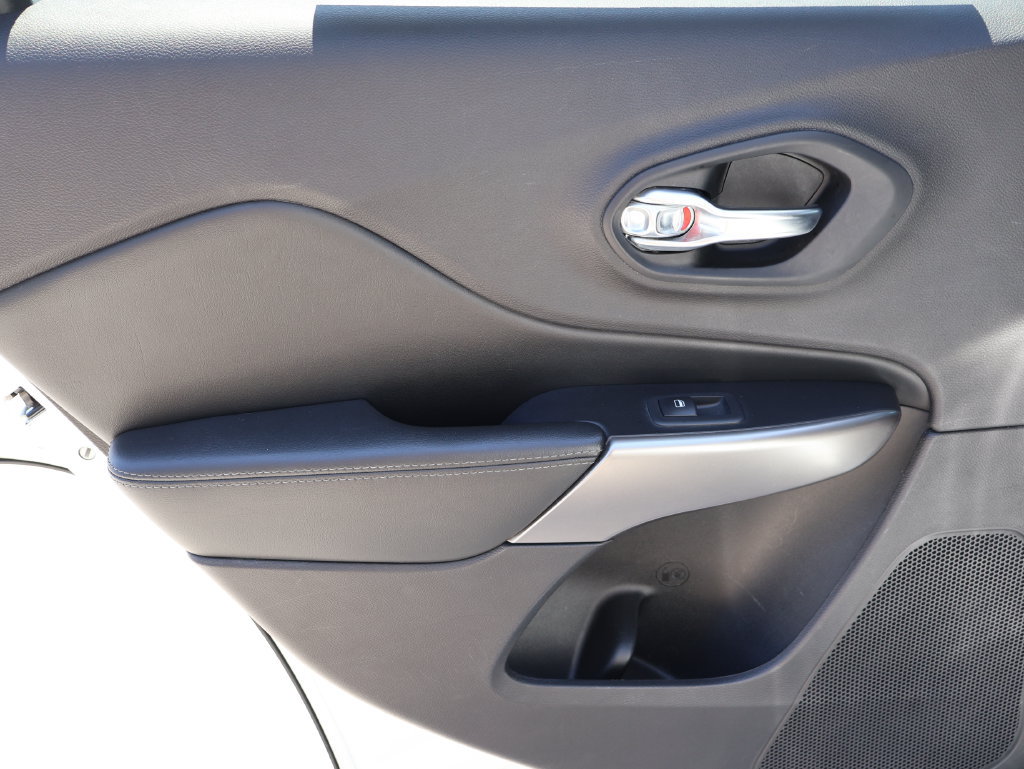 Used 2020 Jeep Cherokee Limited FWD image 16