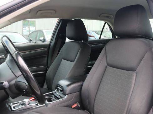Used 2018 Chrysler 300 Touring w/ Sport Appearance Package RWD image 7