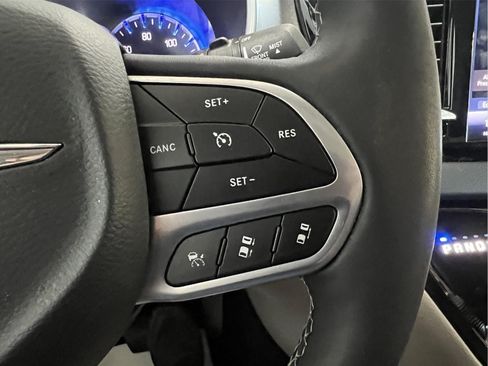 Used 2024 Chrysler Pacifica Touring-L FWD image 11