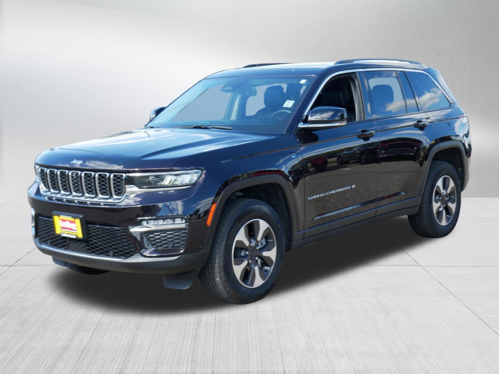 Used 2022 Jeep Grand Cherokee Limited 4xe w/ Luxury Tech Group II AWD/4WD image 3