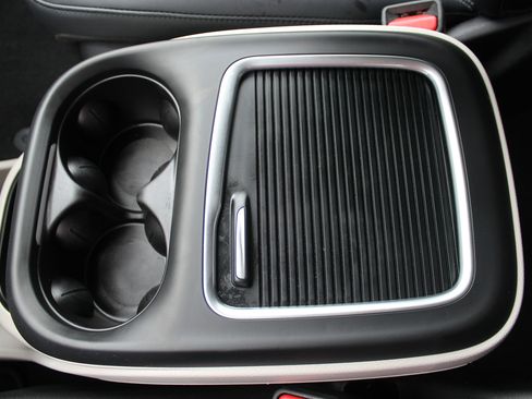 Used 2024 Chrysler Pacifica Select image 40