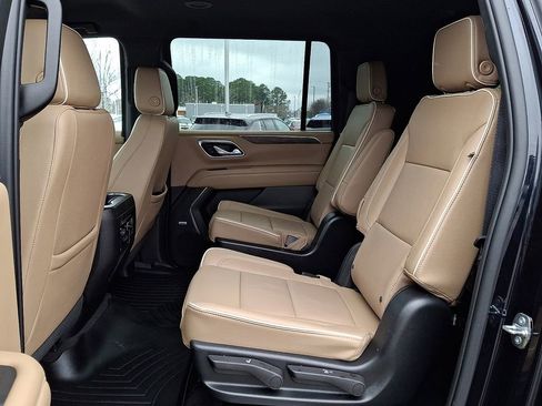 Used 2022 Chevrolet Suburban Premier image 11