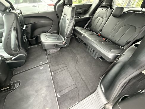 Used 2018 Chrysler Pacifica Touring-L Plus w/ S Appearance Package FWD image 13
