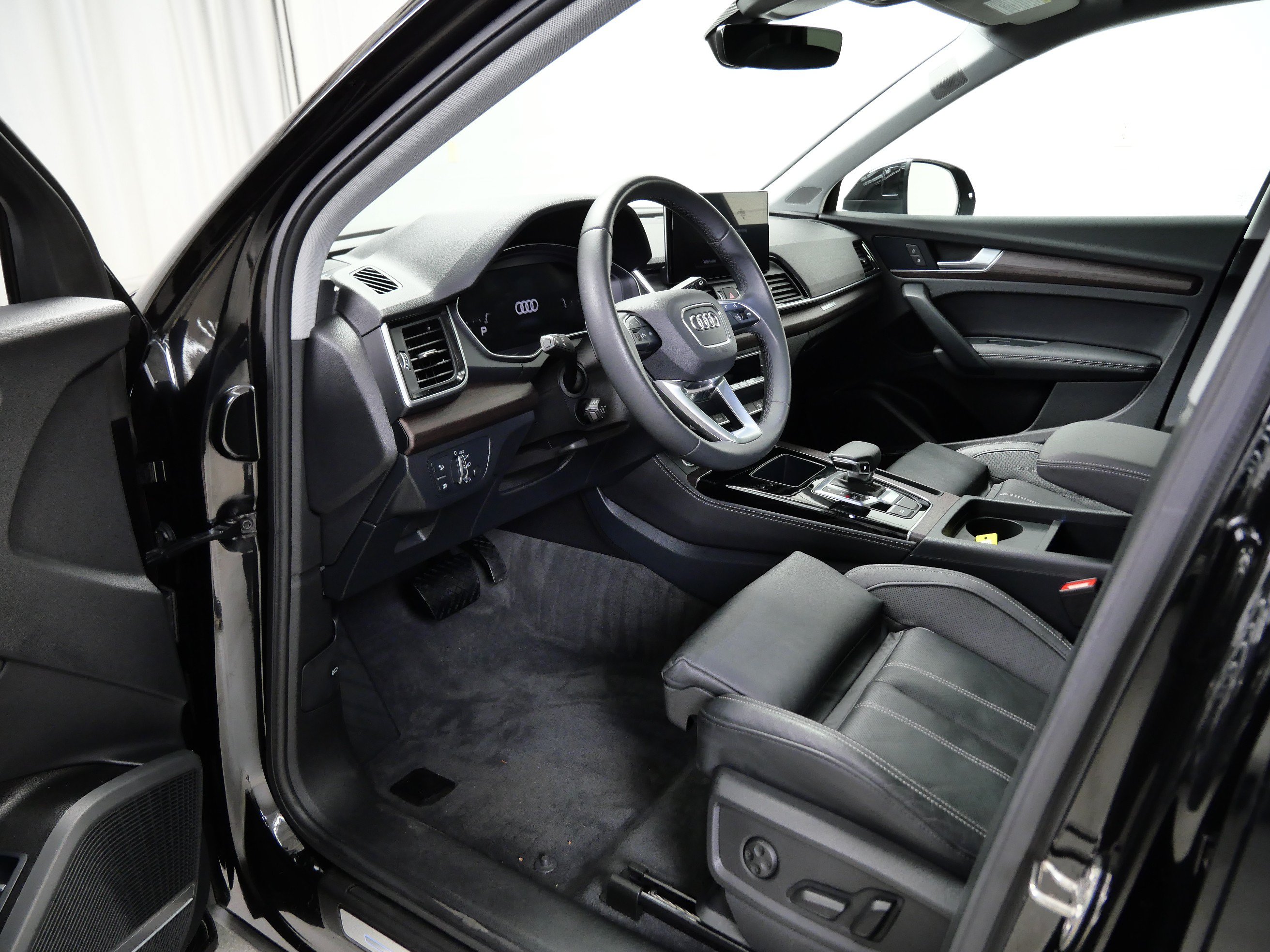 Used 2023 Audi Q5 2.0T Premium Plus w/ Premium Plus Package AWD/4WD image 13