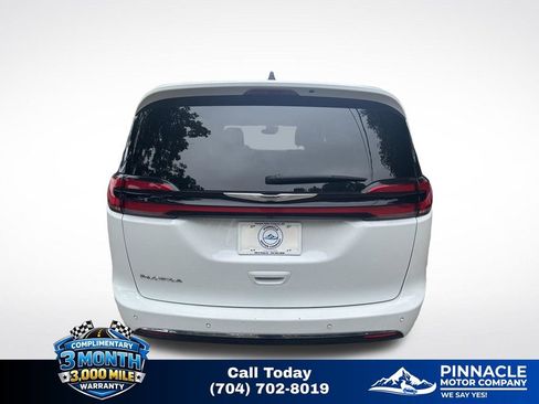 Used 2025 Chrysler Pacifica Select FWD image 5