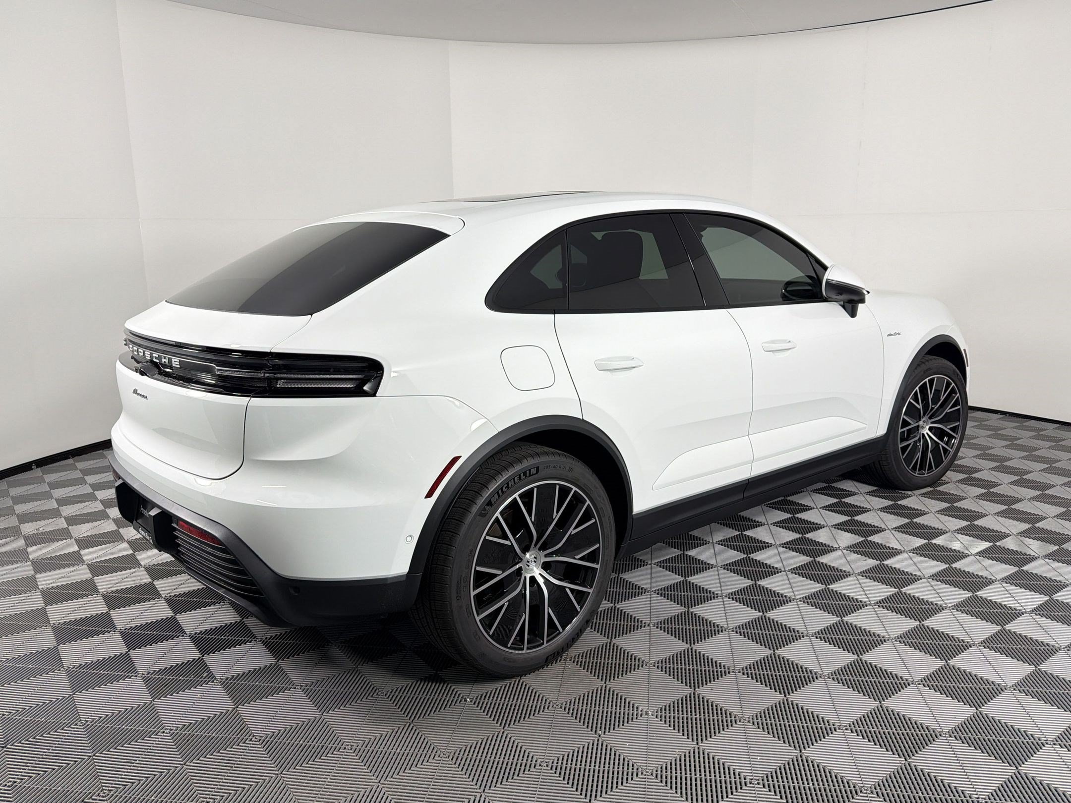 Used 2026 Porsche Macan Electric RWD image 9