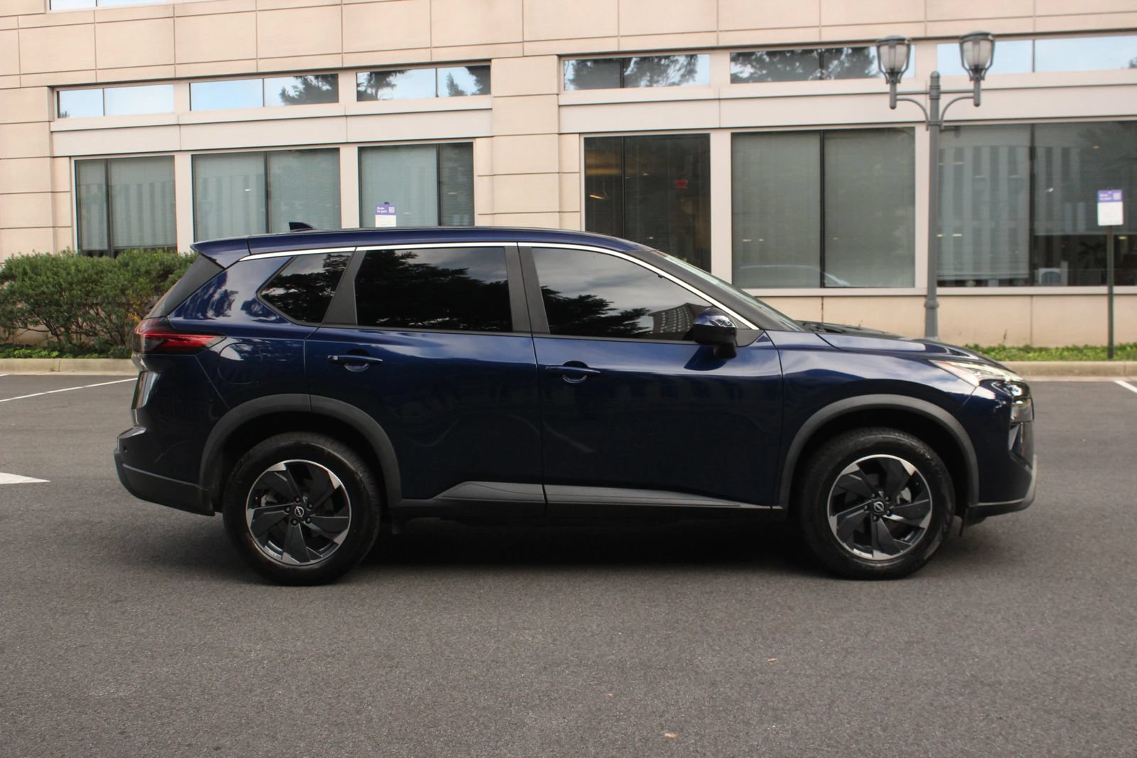Used 2024 Nissan Rogue SV AWD/4WD image 6