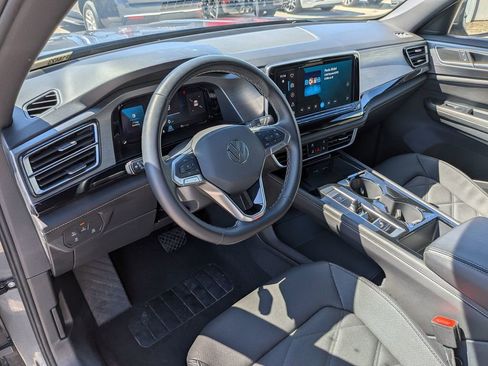 Used 2025 Volkswagen Atlas Cross Sport SE FWD image 31