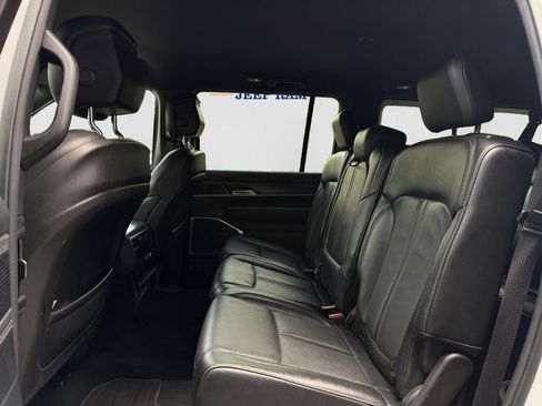 Used 2024 Jeep Wagoneer L Series II w/ Flexible Seating Group AWD/4WD image 9